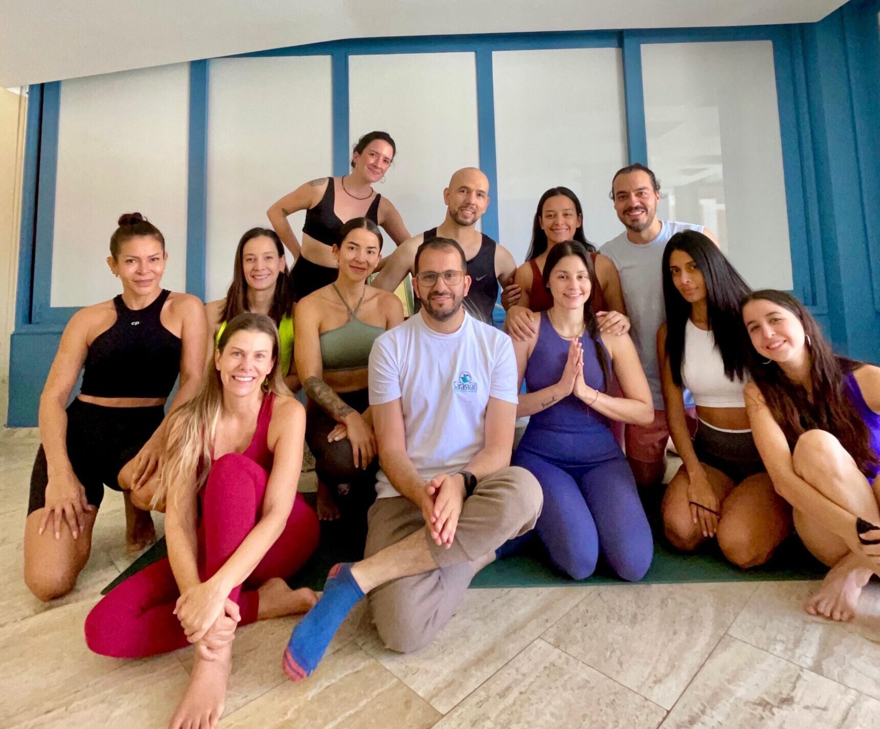 Practica en comunidad Sarasvati Yoga